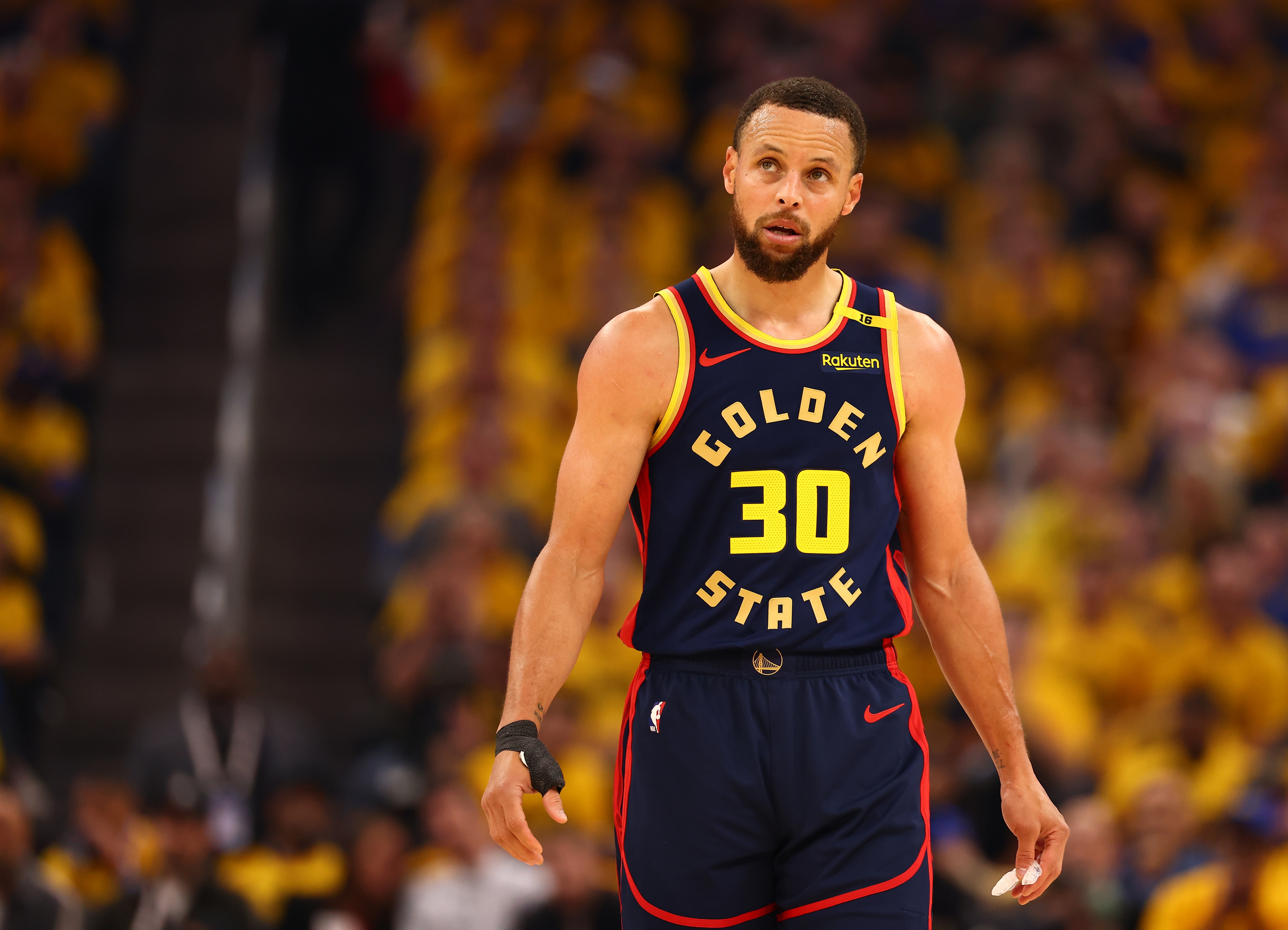 PG电子试玩-张佳玮：库里开启了三分时代 他影响NBA球队在10年间三分出手翻倍